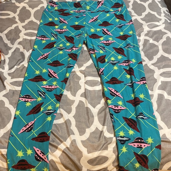 Lularoe spaceship Tall and Curvy leggings - Picture 3 of 3